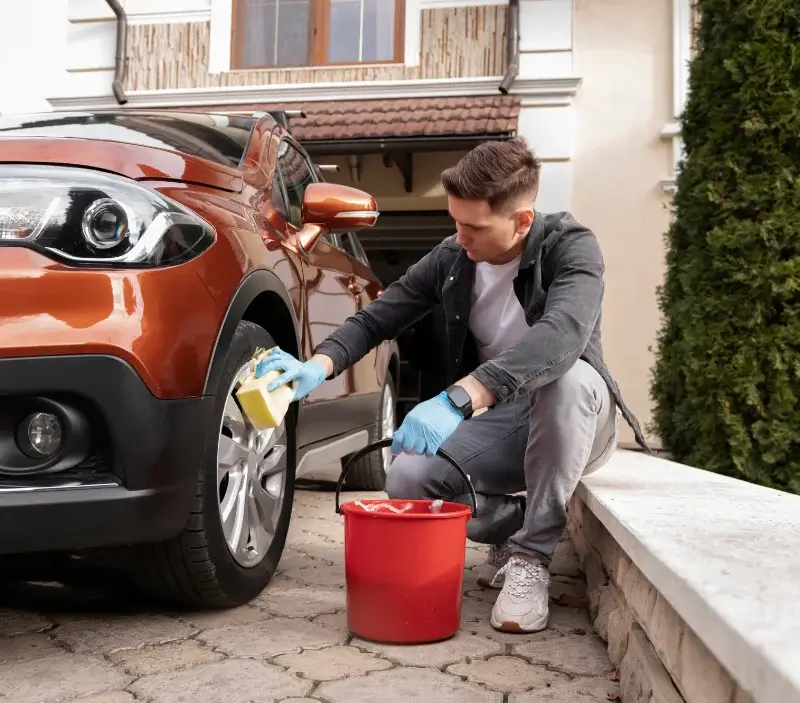 Lavage auto à domicile Tournon-d'Agenais : professionnel intervenant sur un véhicule